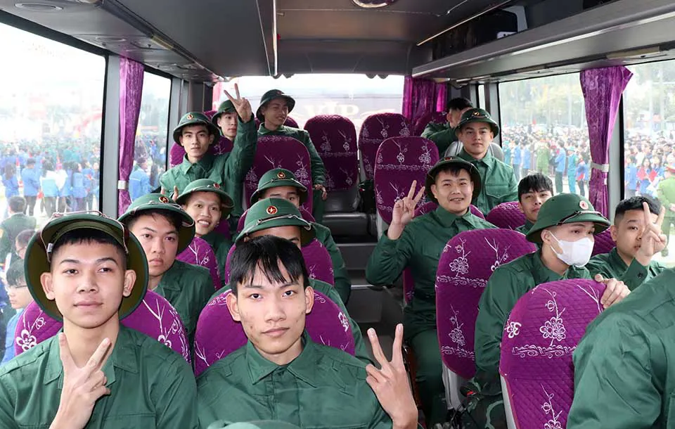 Hơn 4.000 thanh niên Thanh Hóa hăng hái lên đường nhập ngũ