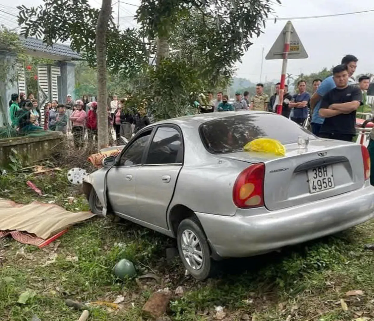 Hà Tĩnh: xe ô tô mất lái tông 2 bà cháu tử vong