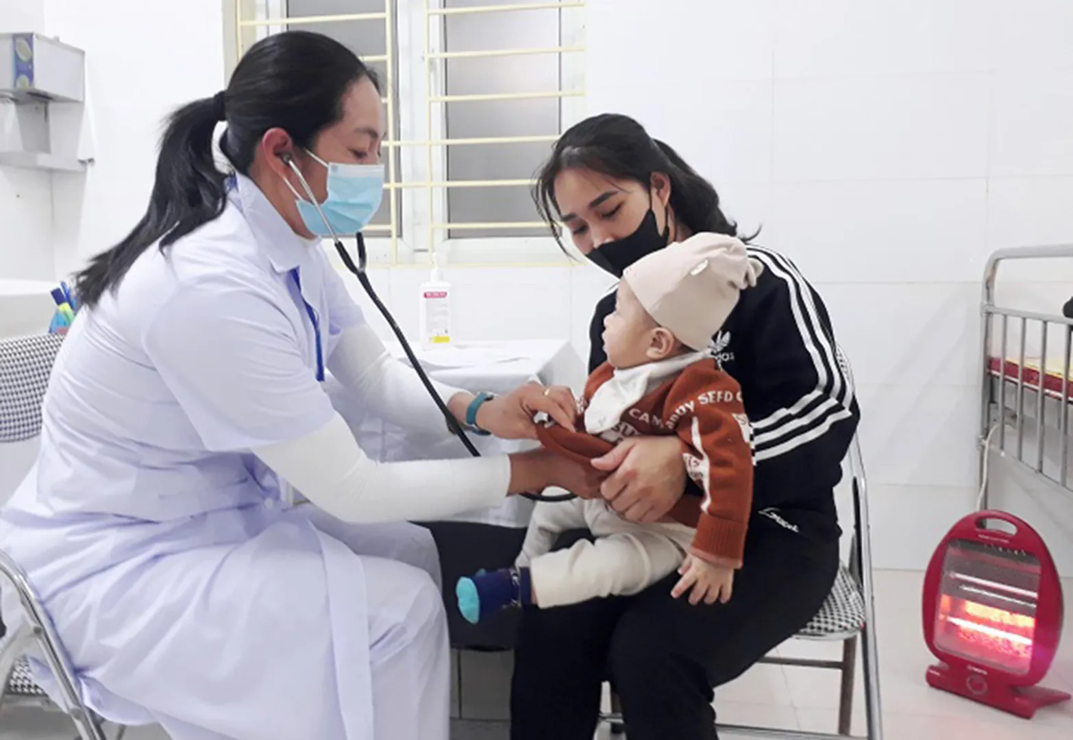 Hà Nội: ngày đầu tiêm vaccine sởi cho trẻ dưới 9 tháng tuổi