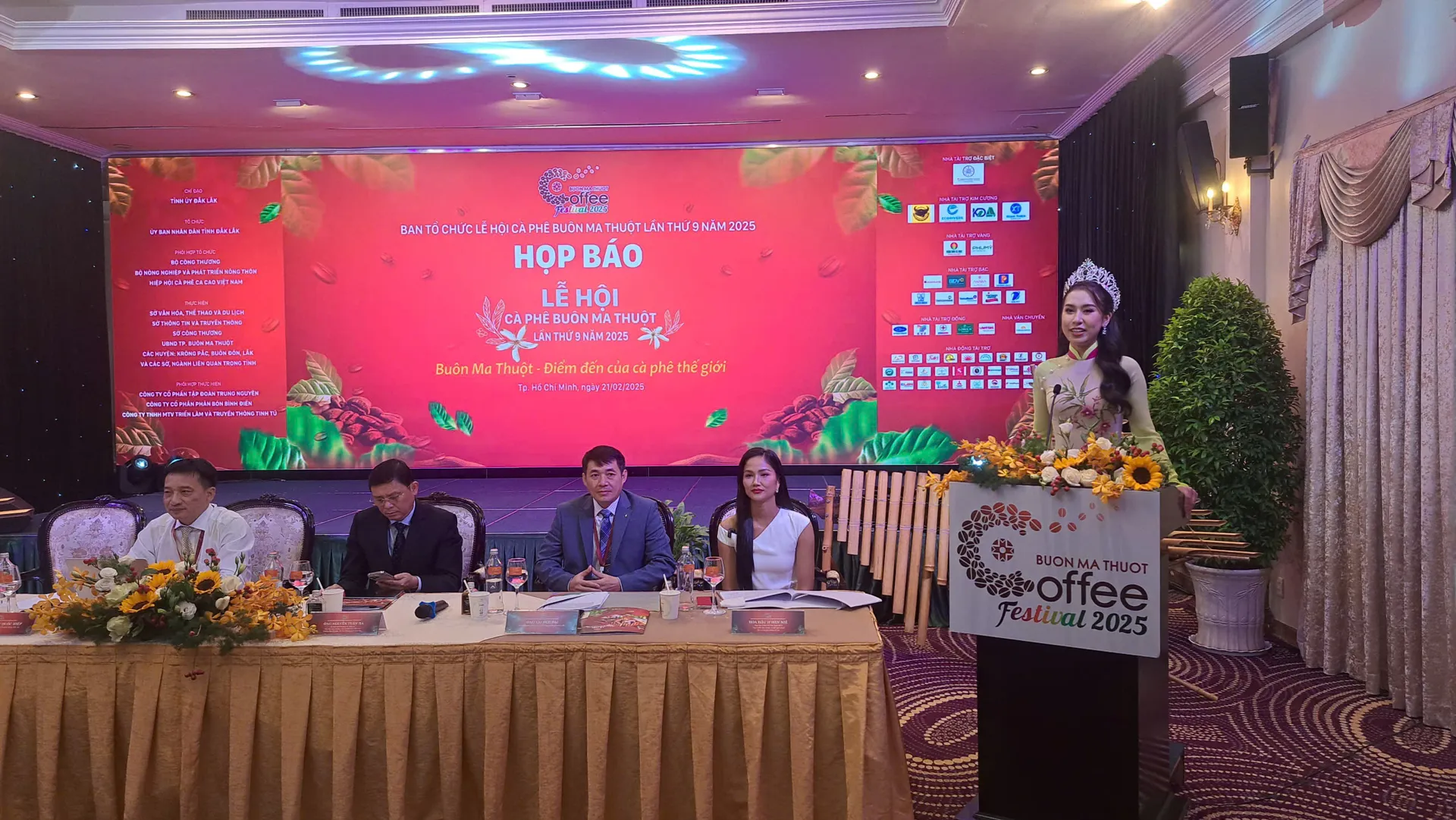 Hoa hậu H'Hen Niê và Đinh Thị Hoa cảm nhận về Lễ hội cà phê