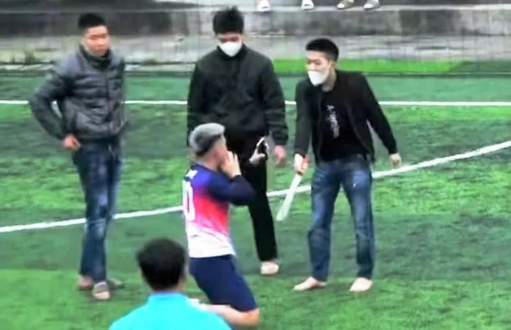 Điều tra nhóm thanh niên xông vào sân bóng cầm kiếm đe dọa cầu thủ