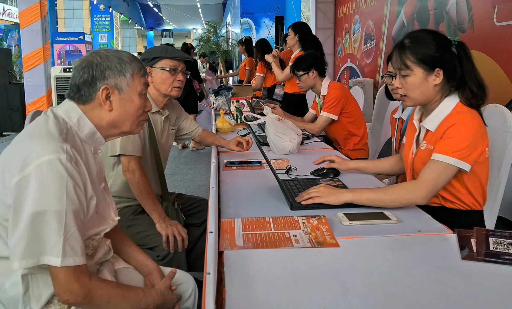Cạnh tranh khốc liệt, thương mại điện tử vẫn tăng trưởng nóng
