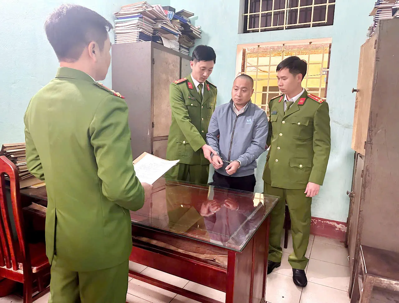 Bắt giữ đối tượng bị truy nã về tội “Xâm phạm chỗ ở của người khác"