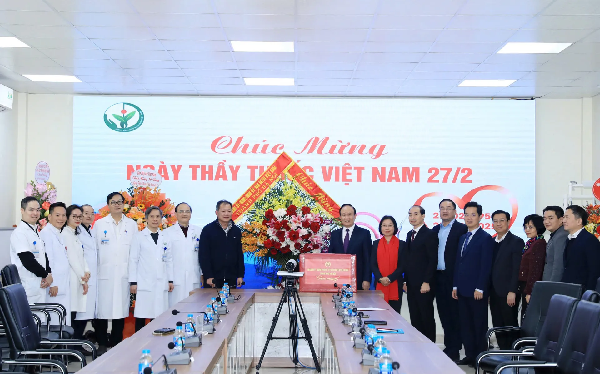 Chủ tịch HĐND Thành phố Hà Nội thăm, chúc mừng một số cơ sở y tế