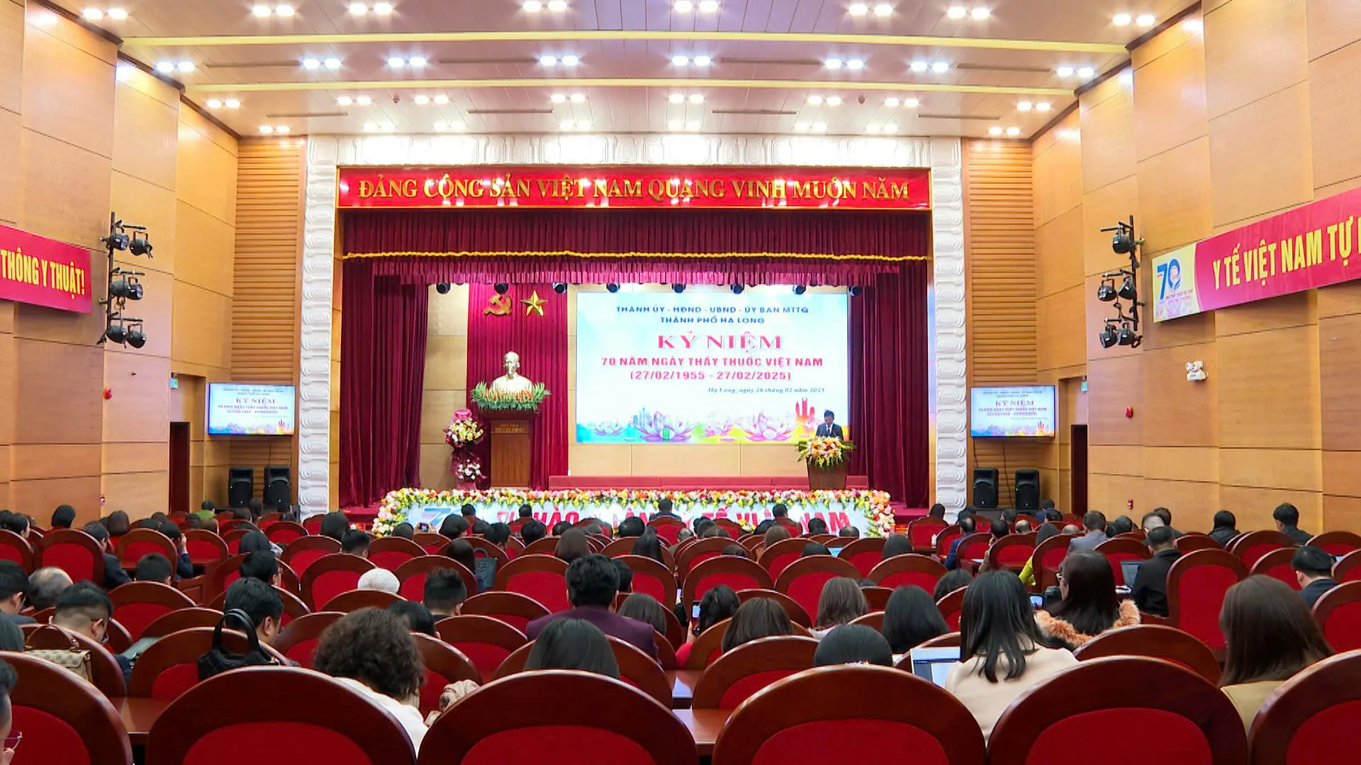 Tôn vinh đội ngũ thầy thuốc đã cống hiến cho sự nghiệp chăm sóc sức khoẻ