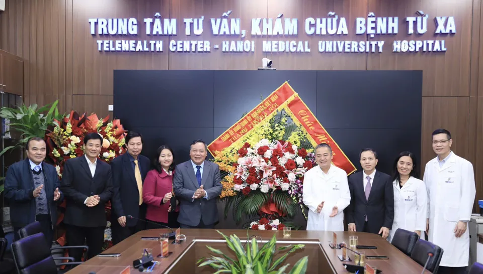 Lãnh đạo Thành phố Hà Nội thăm, chúc mừng Bệnh viện Đại học Y Hà Nội