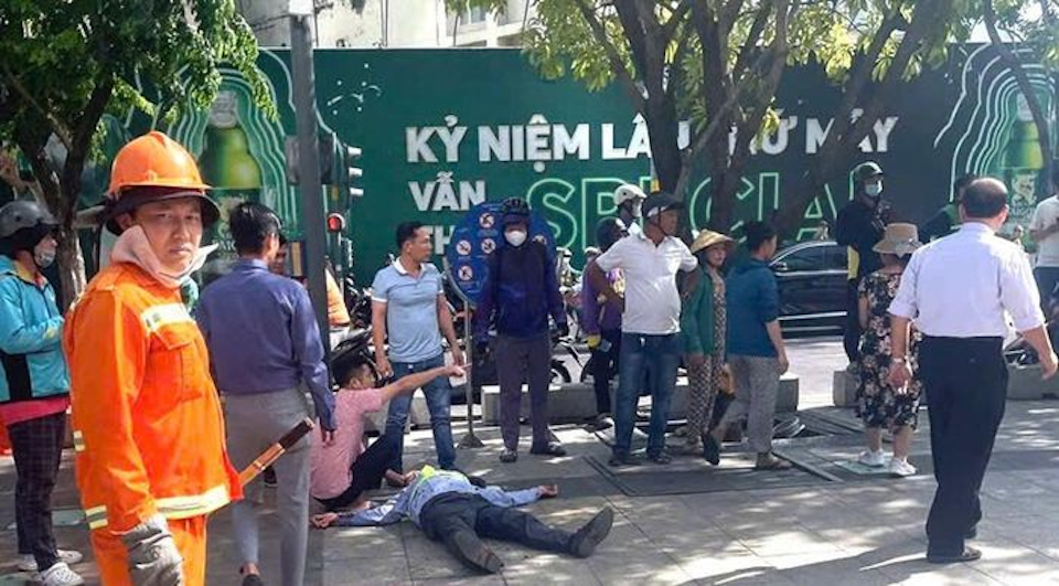 Đánh gục bảo vệ trên phố đi bộ vì bị nhắc dẫn chó không rọ mõm