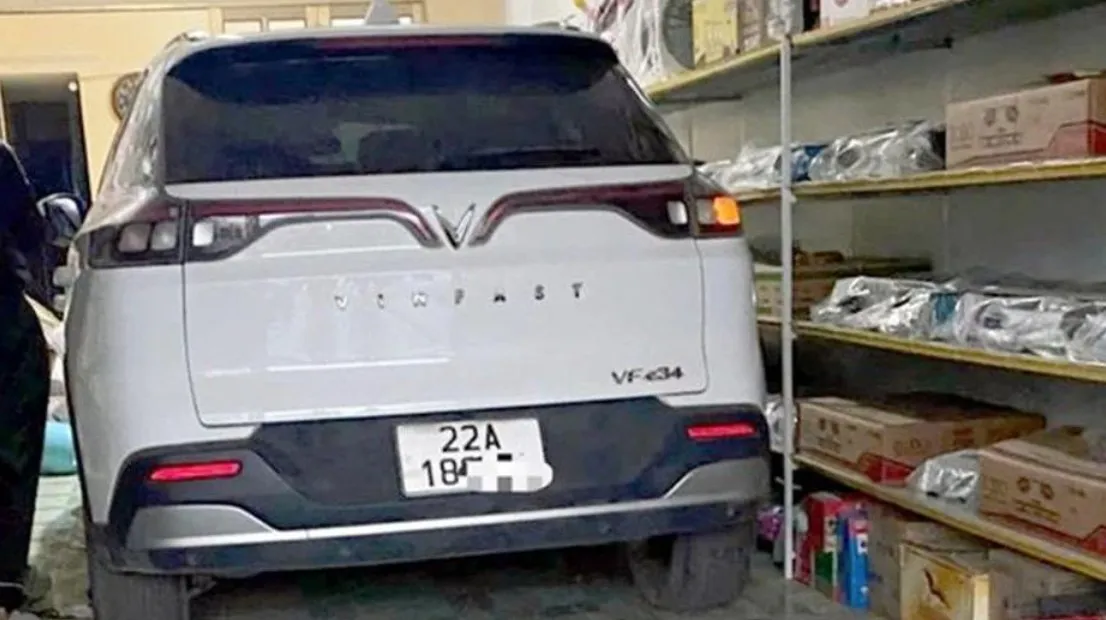 Khởi tố tài xế ô tô lao vào nhà dân khiến một trẻ tử vong