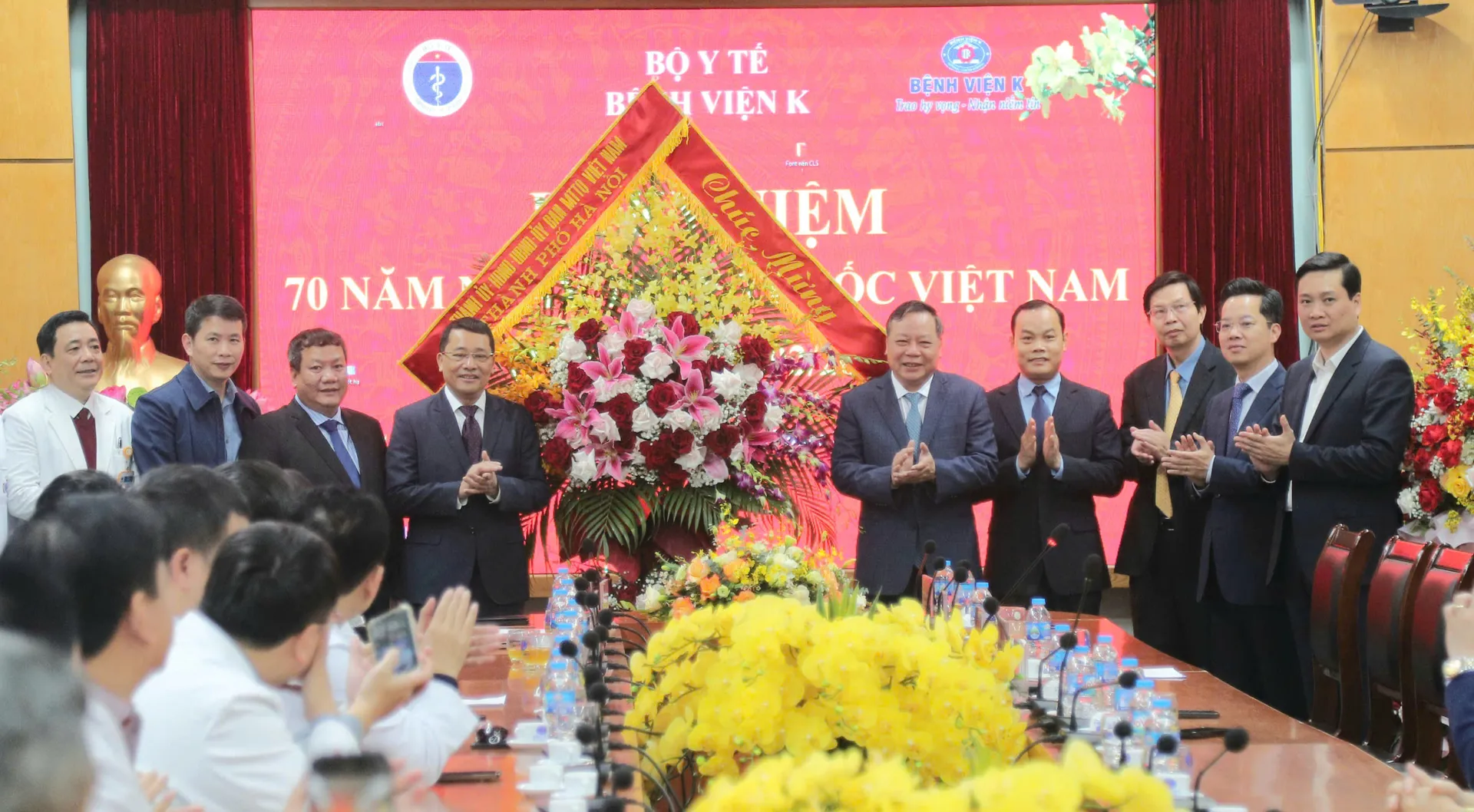 Lãnh đạo Thành phố Hà Nội thăm, chúc mừng Bệnh viện K nhân Ngày Thầy thuốc Việt Nam