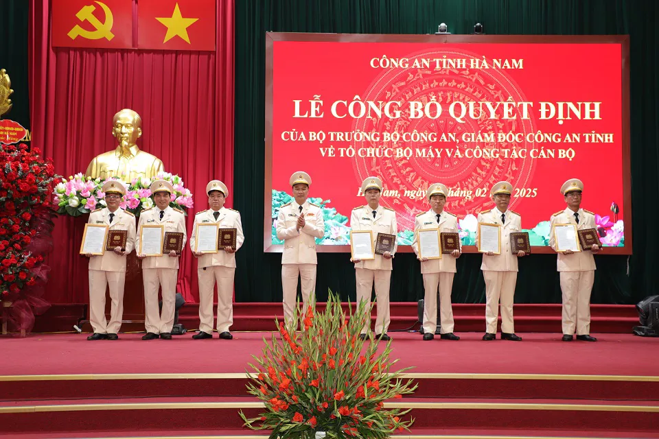 Công an Hà Nam công bố các quyết định về công tác cán bộ