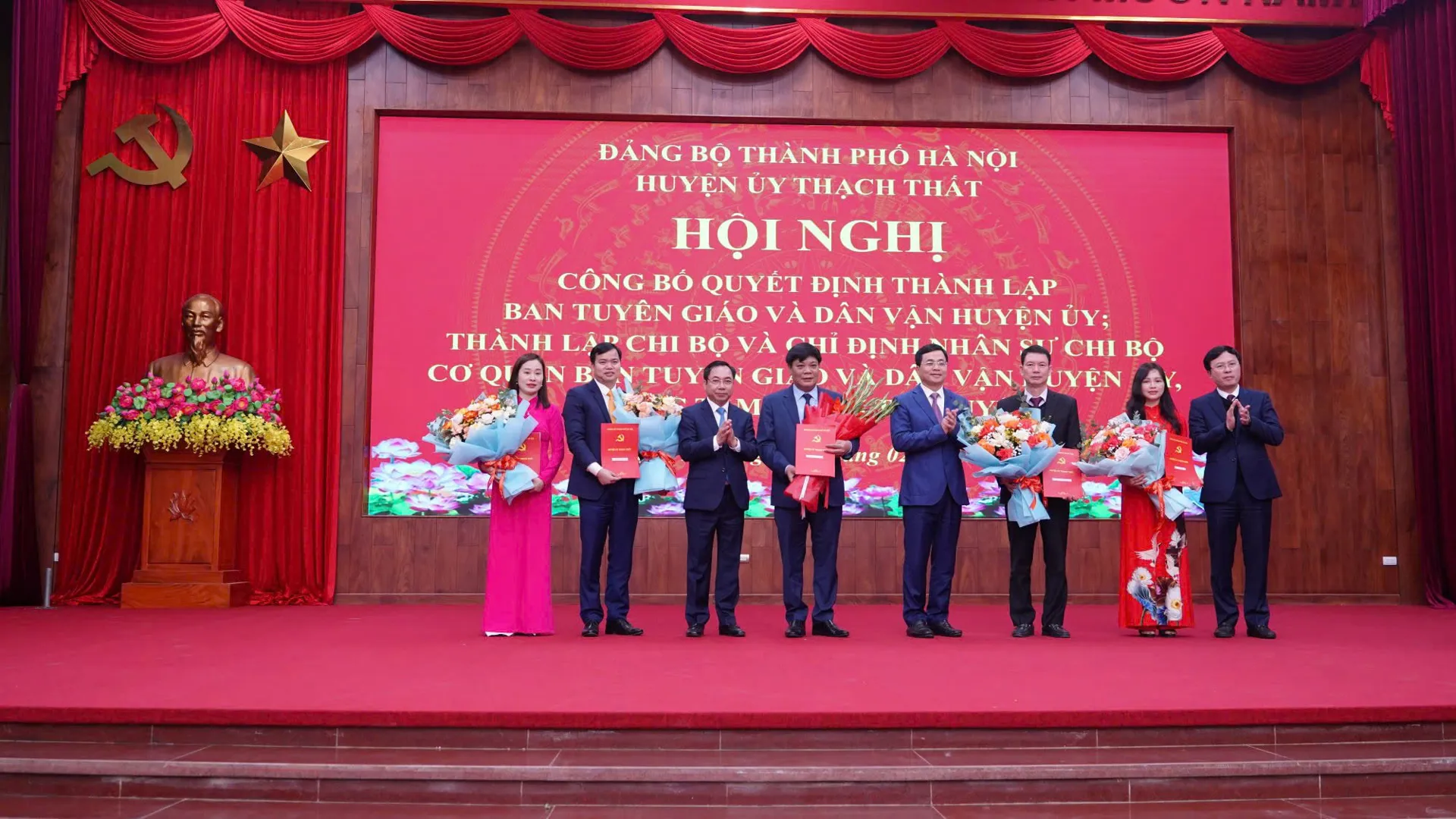 Sau sắp xếp tổ chức bộ máy, UBND huyện Thạch Thất còn 10 phòng chuyên môn