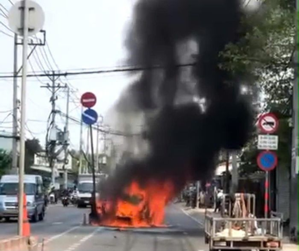 TP Hồ Chí Minh: xe ô tô bất ngờ bốc cháy trơ khung tại Hóc Môn