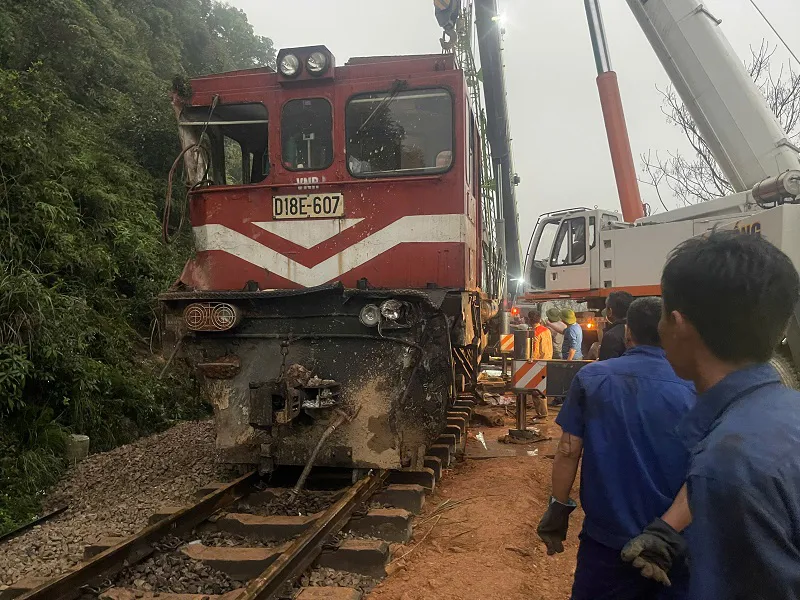 Hà Tĩnh: gấp rút cẩu tàu hàng bị lật lên đường ray