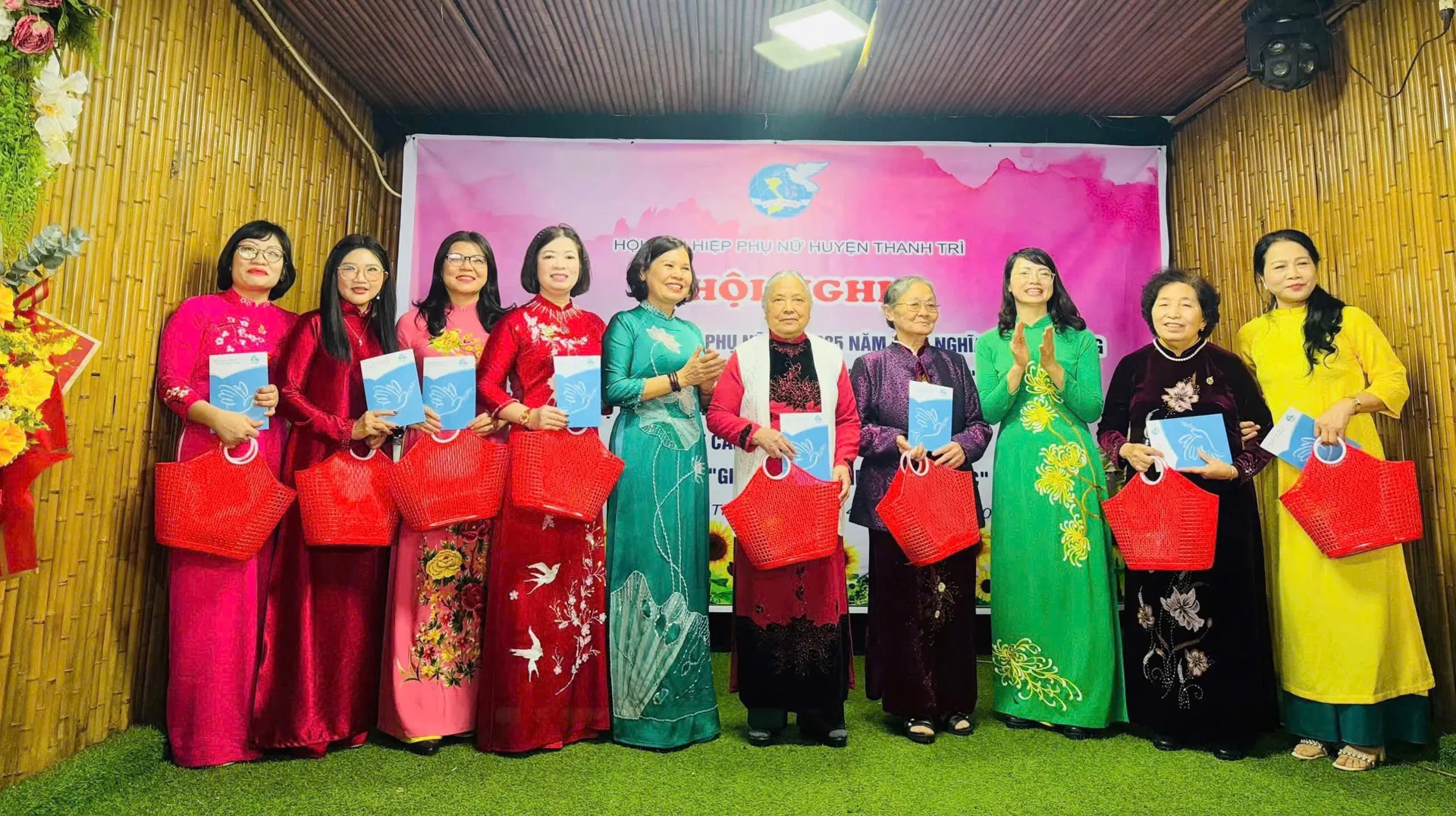 Hội LHPN huyện Thanh Trì: biểu dương phụ nữ tiêu biểu trong phong trào Ba đảm đang