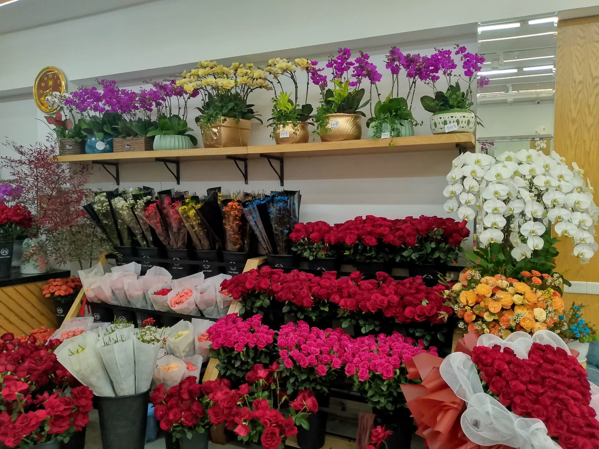 Giá hoa tươi tăng nhẹ, thị trường quà tặng sôi động trước thềm 8/3