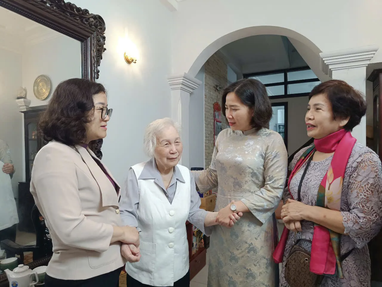 Tri ân những phụ nữ Hà Nội tiêu biểu trong phong trào "Ba đảm đang"