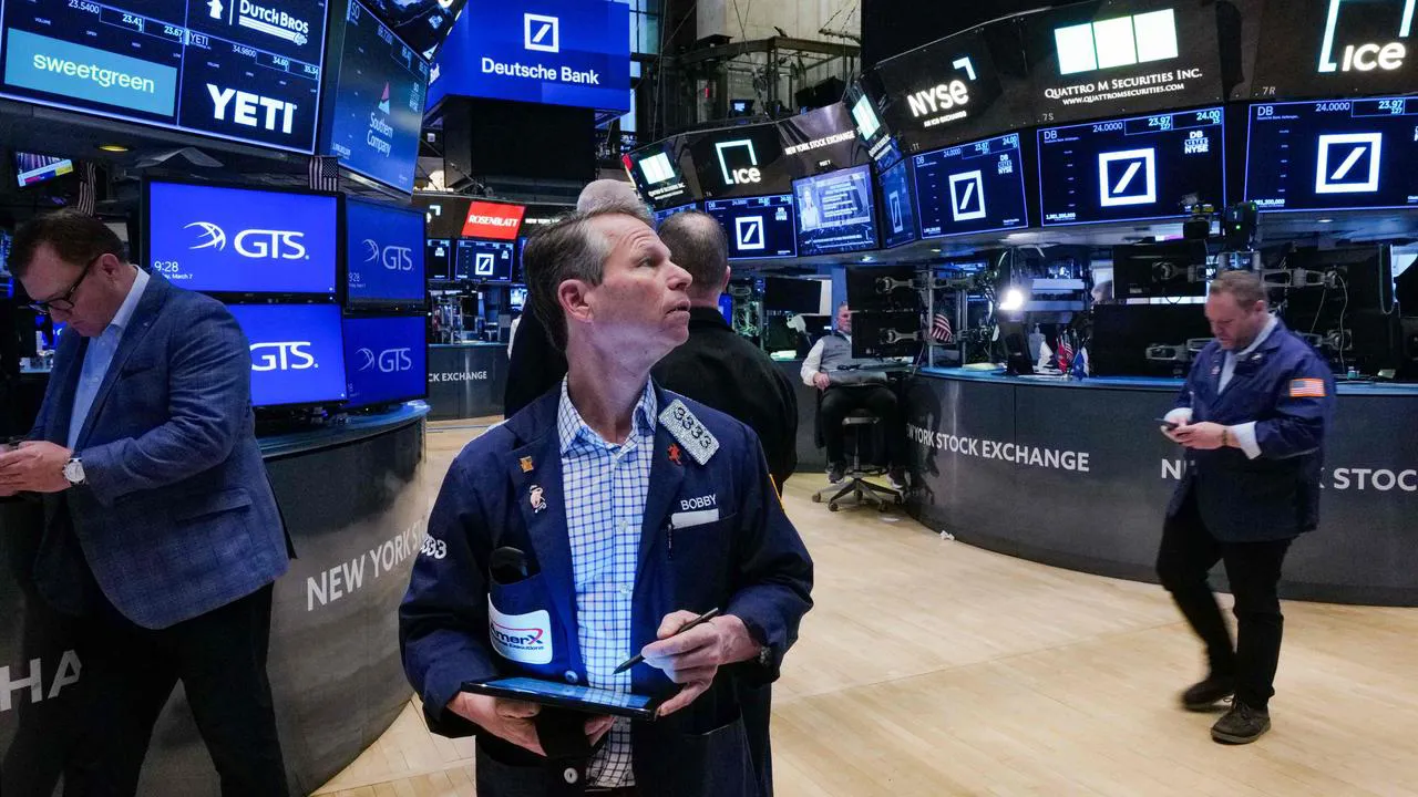 Chứng khoán Mỹ hoảng loạn vì nỗi lo suy thoái, Nasdaq Composite rớt đáy 2 năm