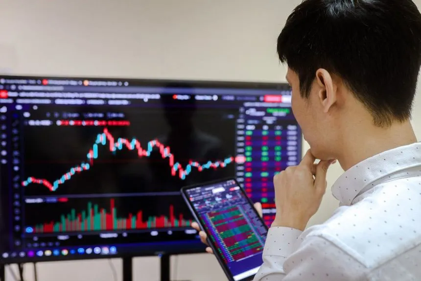 Chứng khoán tháng 3: tìm nhóm ngành tài khoản "nở hoa"