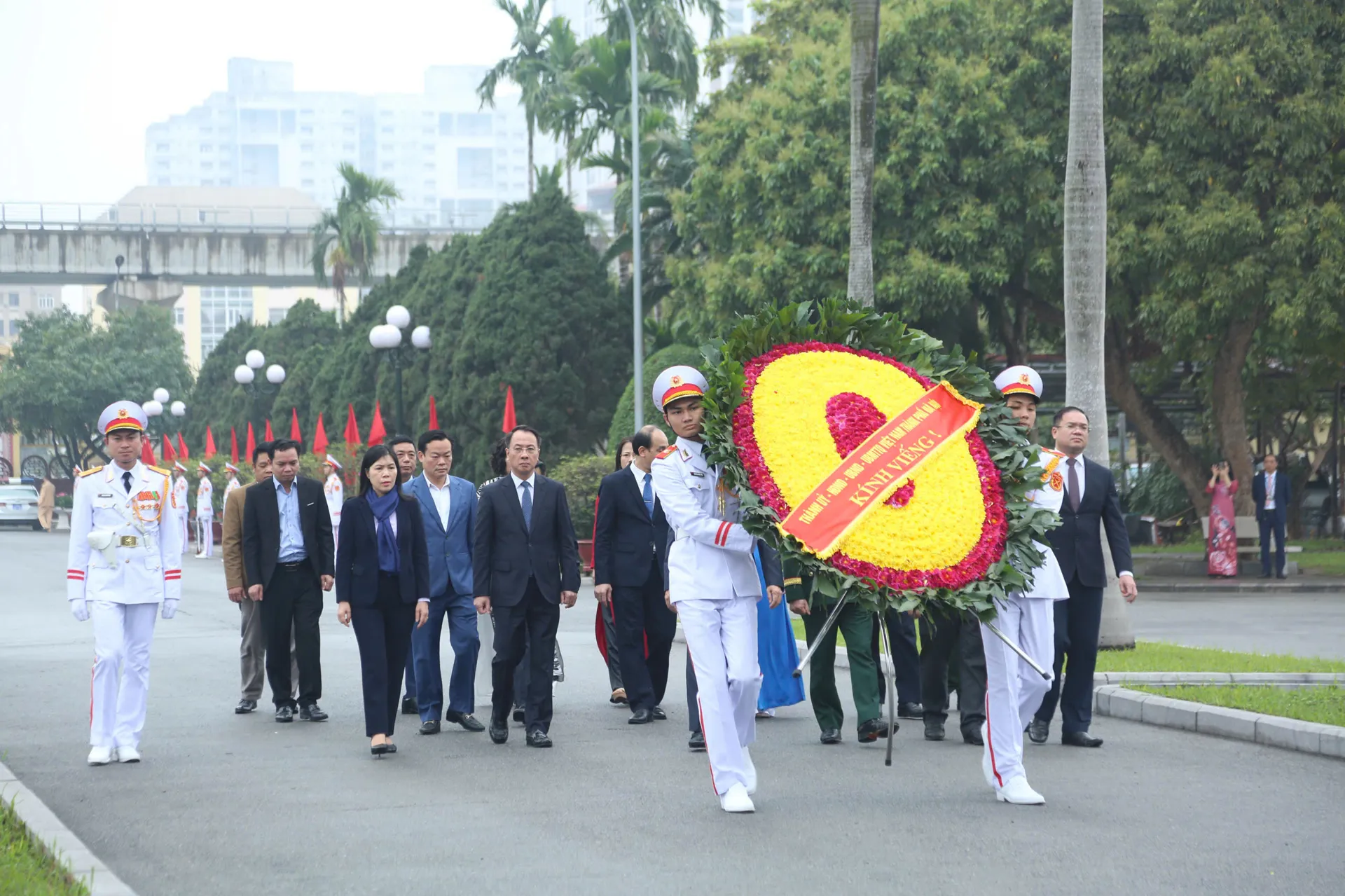 Đoàn đại biểu Thành phố Hà Nội dâng hương tại nghĩa trang Mai Dịch