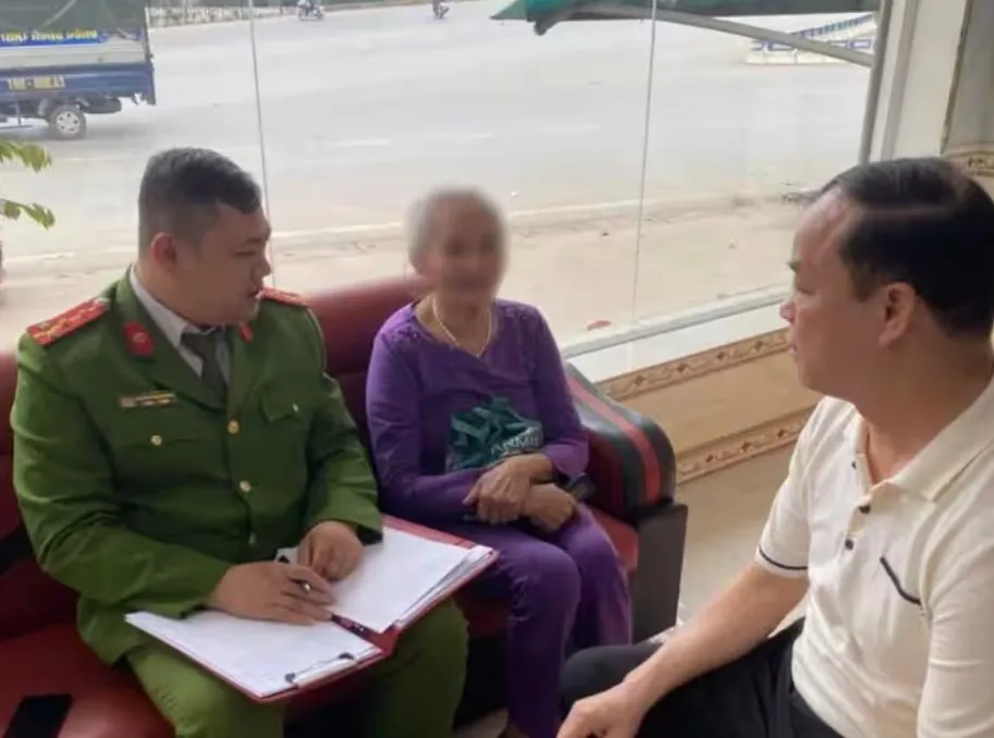 Chủ tiệm vàng kịp thời ngăn chặn người phụ nữ chuyển tiền cho kẻ lừa đảo
