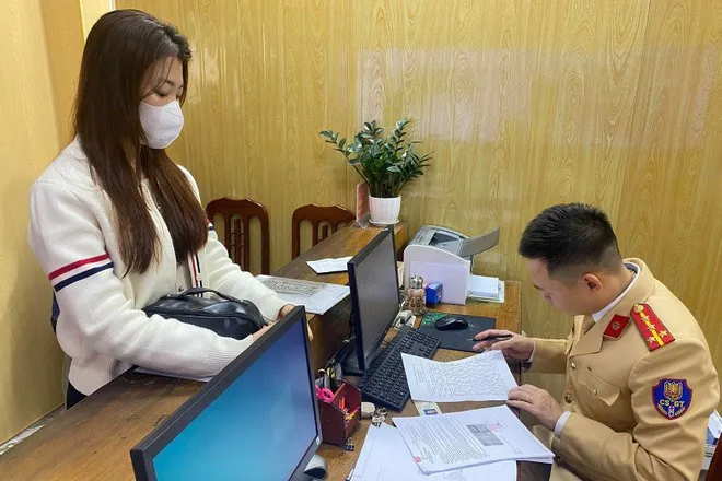 Nữ tài xế bị phạt 133 triệu đồng vì vượt đèn đỏ 7 lần