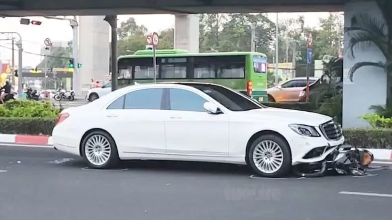 Đi sai làn đường, nữ tài xế Mercedes tông 10 xe máy ở Thủ Đức