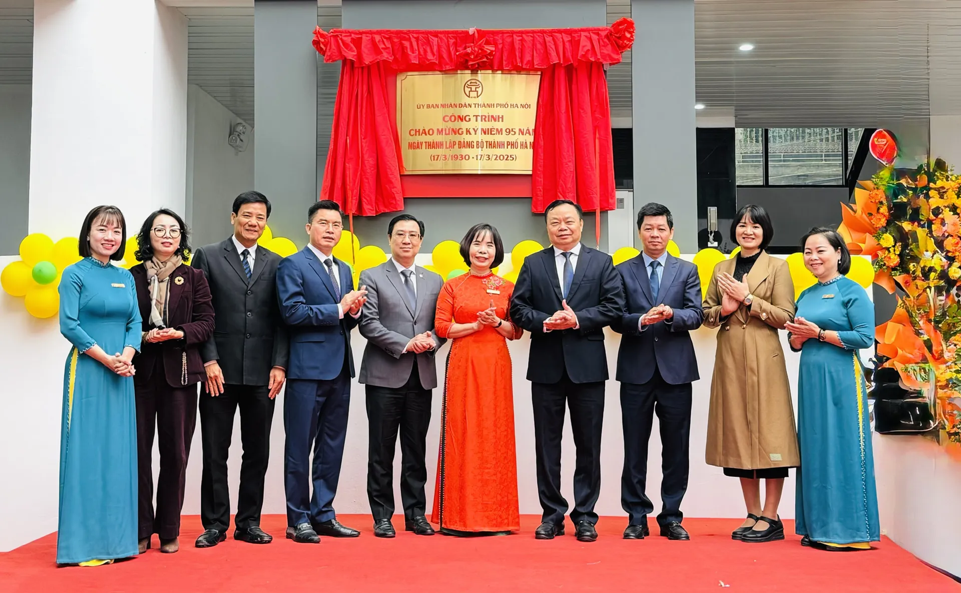 Quận Đống Đa gắn biển công trình chào mừng 95 năm Ngày thành lập Đảng bộ Thành phố Hà Nội