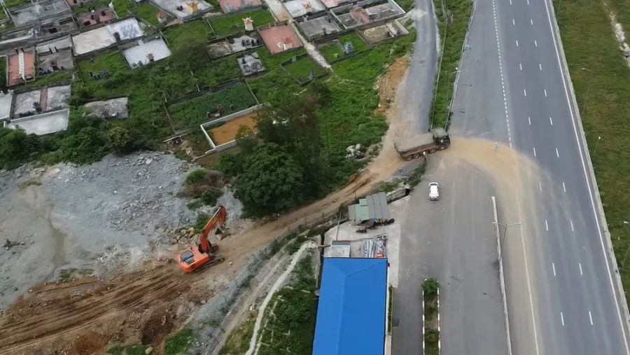 Phạt hơn 2 tỷ đồng vụ xe chở đất phá rào vào cao tốc Bắc-Nam