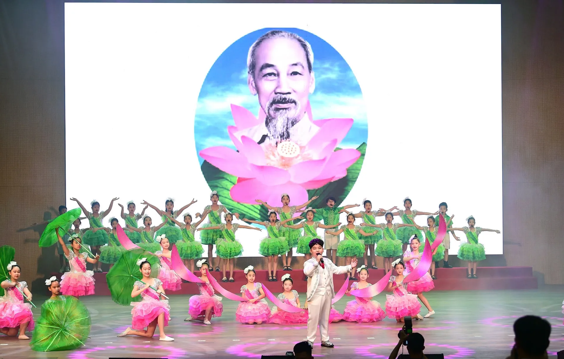 Thiếu nhi Hà Nội - Hà Nam giao lưu nghệ thuật thuật "Hoa thơm dâng Bác"