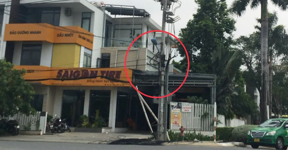 TP Hồ Chí Minh: thanh niên bốc cháy trên cột điện sau tiếng nổ lớn