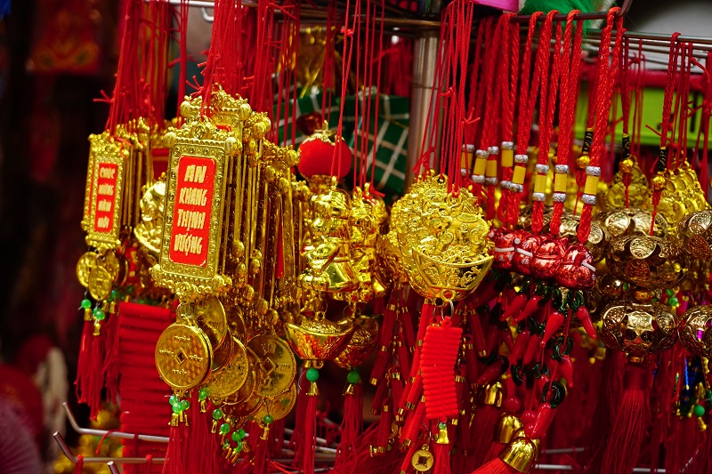 Hanoi's Old Quarter flower market overwhelmed with lucky red color