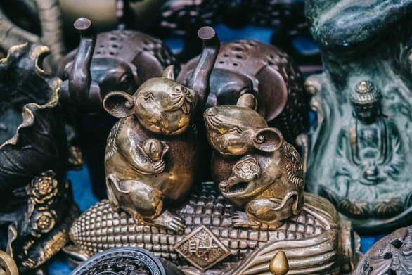 Amazing annual Tet market selling antiques in Hanoi