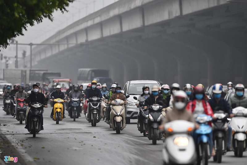 Hanoi’s streets crowded again amid nationwide stay-at-home order in place