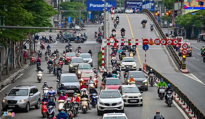 Hanoi, HCMC streets crowded few days before scheduled end of national social distancing order