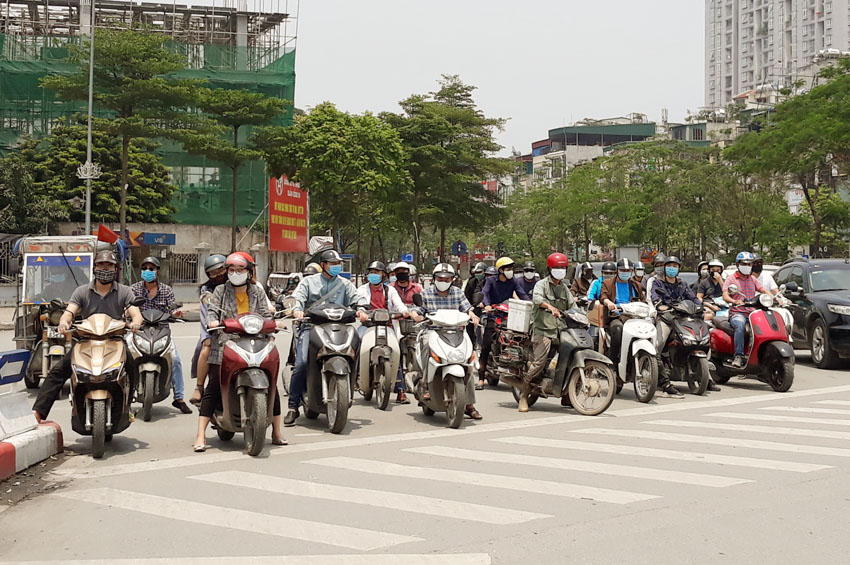 Hanoi streets still crowded in extended social distancing period 