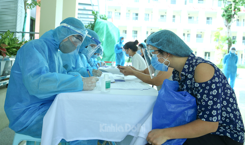 Hanoi conducts rapid Covid-19 tests on returnees from Danang   