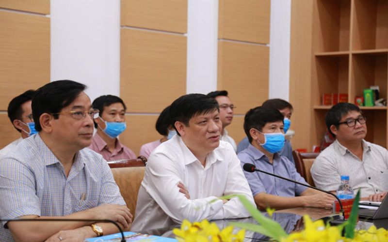 Four leading experts join treatment of critical Covid-19 patients in Vietnam