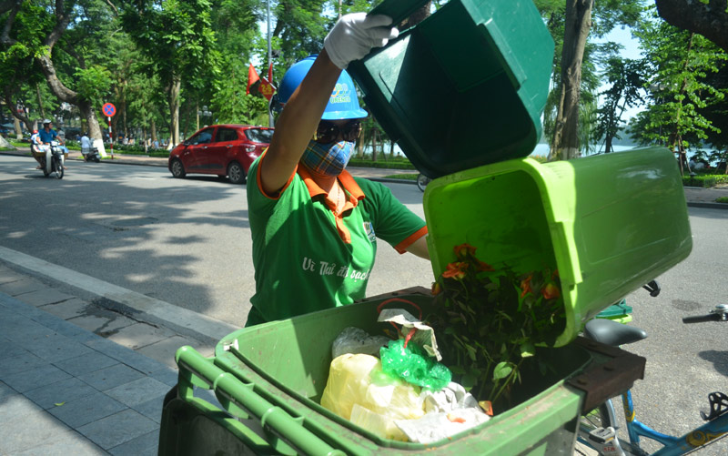 Hanoi still struggles with household waste: Experts