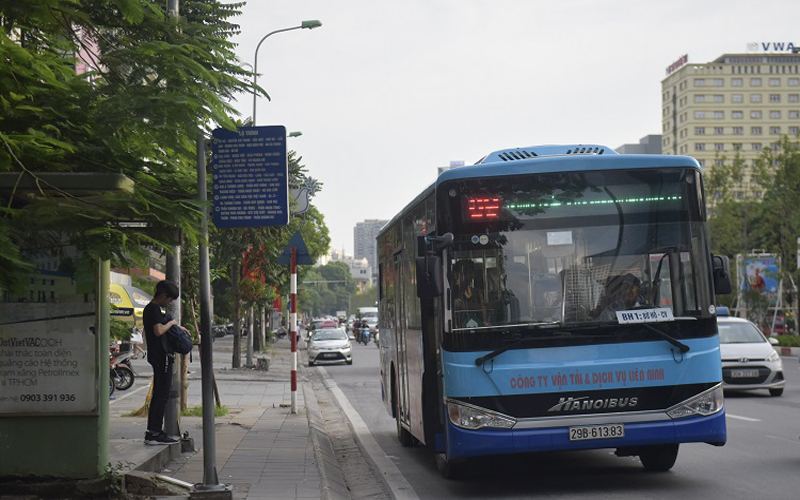 Hanoi encourages people to use buses for environmental protection