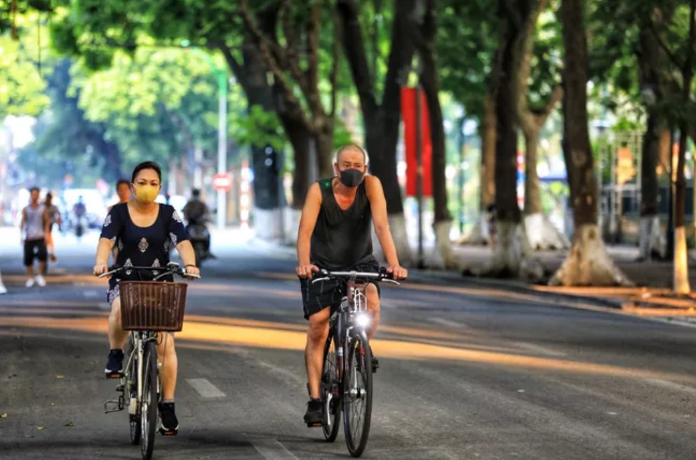 Hanoi relaxes social distancing, HCMC sees record-high infections 