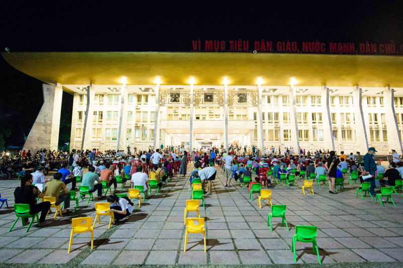 Hanoi carries out Covid-19 testing and vaccination at night