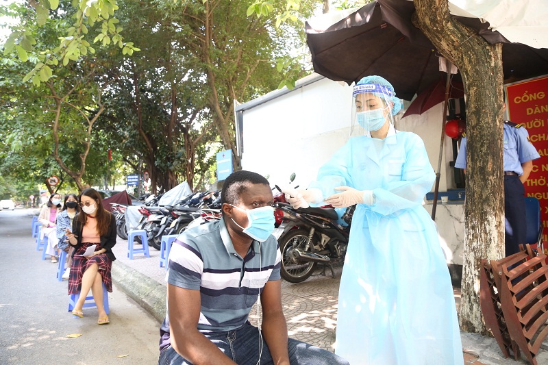 Hanoi speeds up vaccination for foreigners