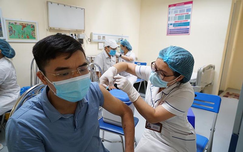 Hanoi to administer Covid-19 vaccine for adolescents next year