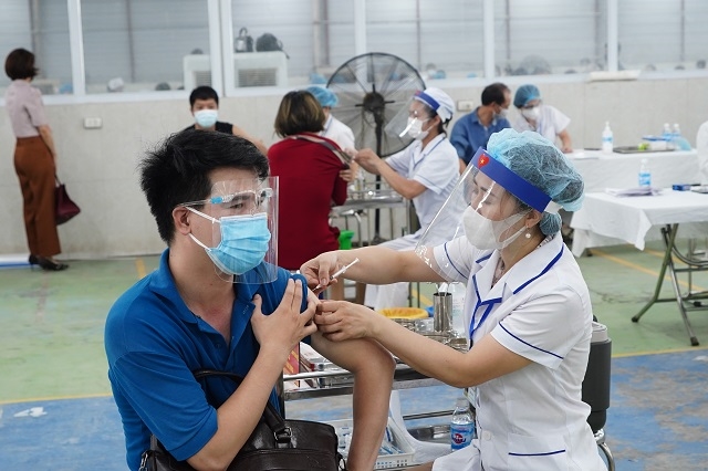 Vietnam reports more Covid-19 infections, big cities urge vaccine booster shots