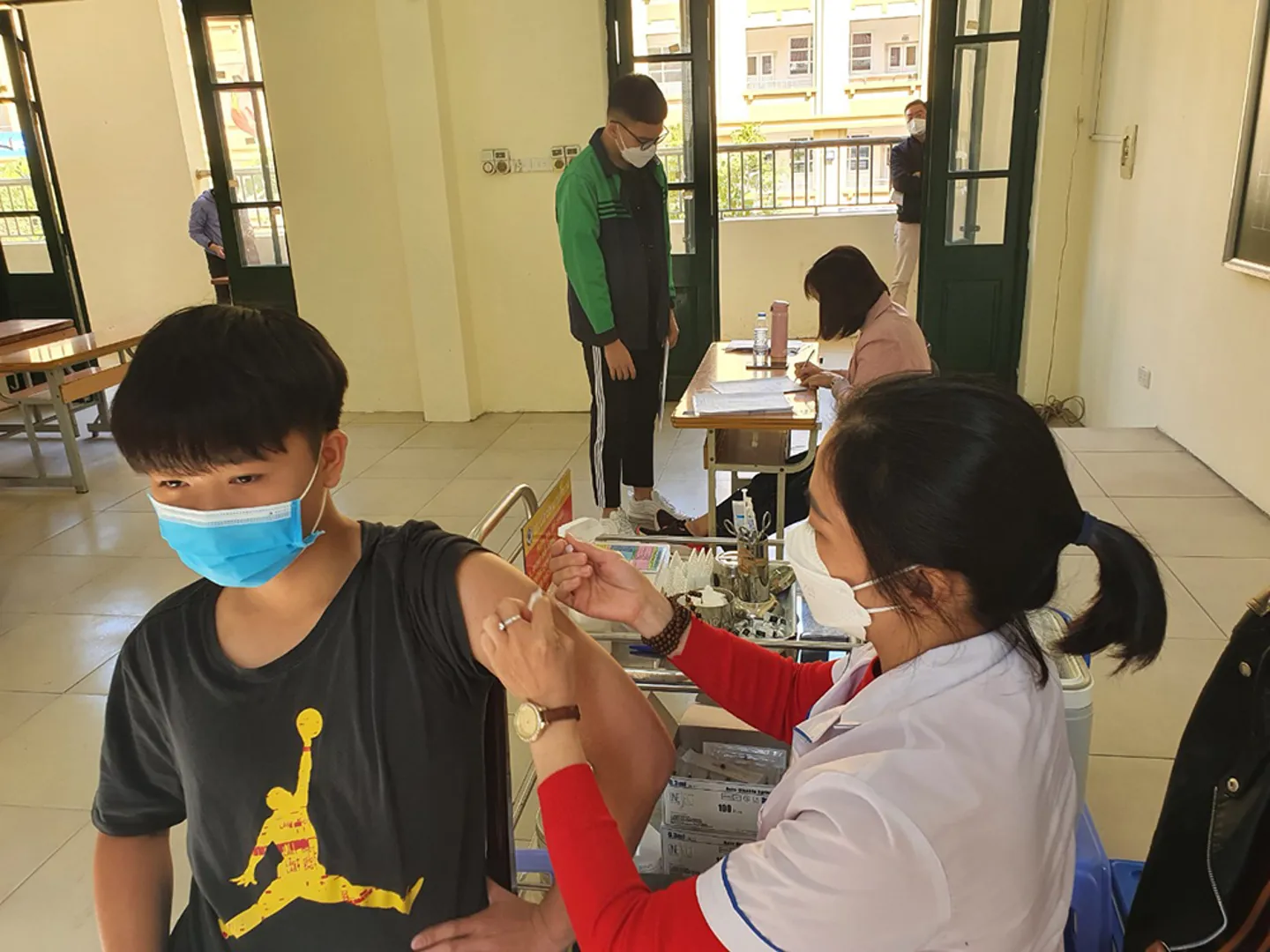 Quận Ba Đình: Lô vaccine phòng Covid-19 tiêm cho học sinh lớp 8 có hạn đến tháng 2/2022