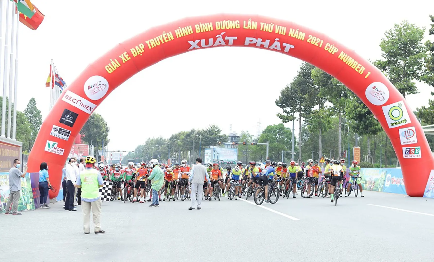 Tranh tài hấp dẫn ở chặng 2 giải đua xe đạp Bình Dương tranh Cup Number 1