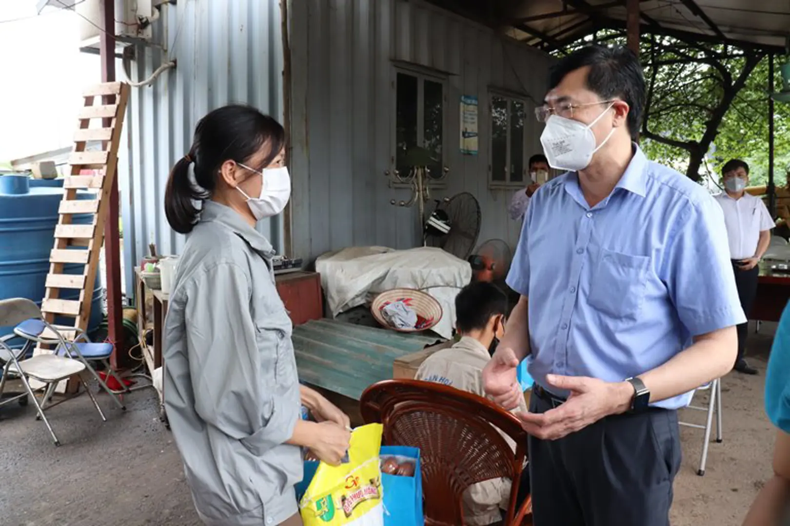 Quận Hoàng Mai: Những phần quà an sinh tiếp tục đến tay người lao động