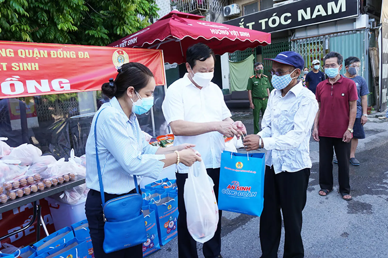 Quận Đống Đa: Nhân rộng những “Gian hàng 0 đồng” để giúp người dân khó khăn vượt qua đại dịch