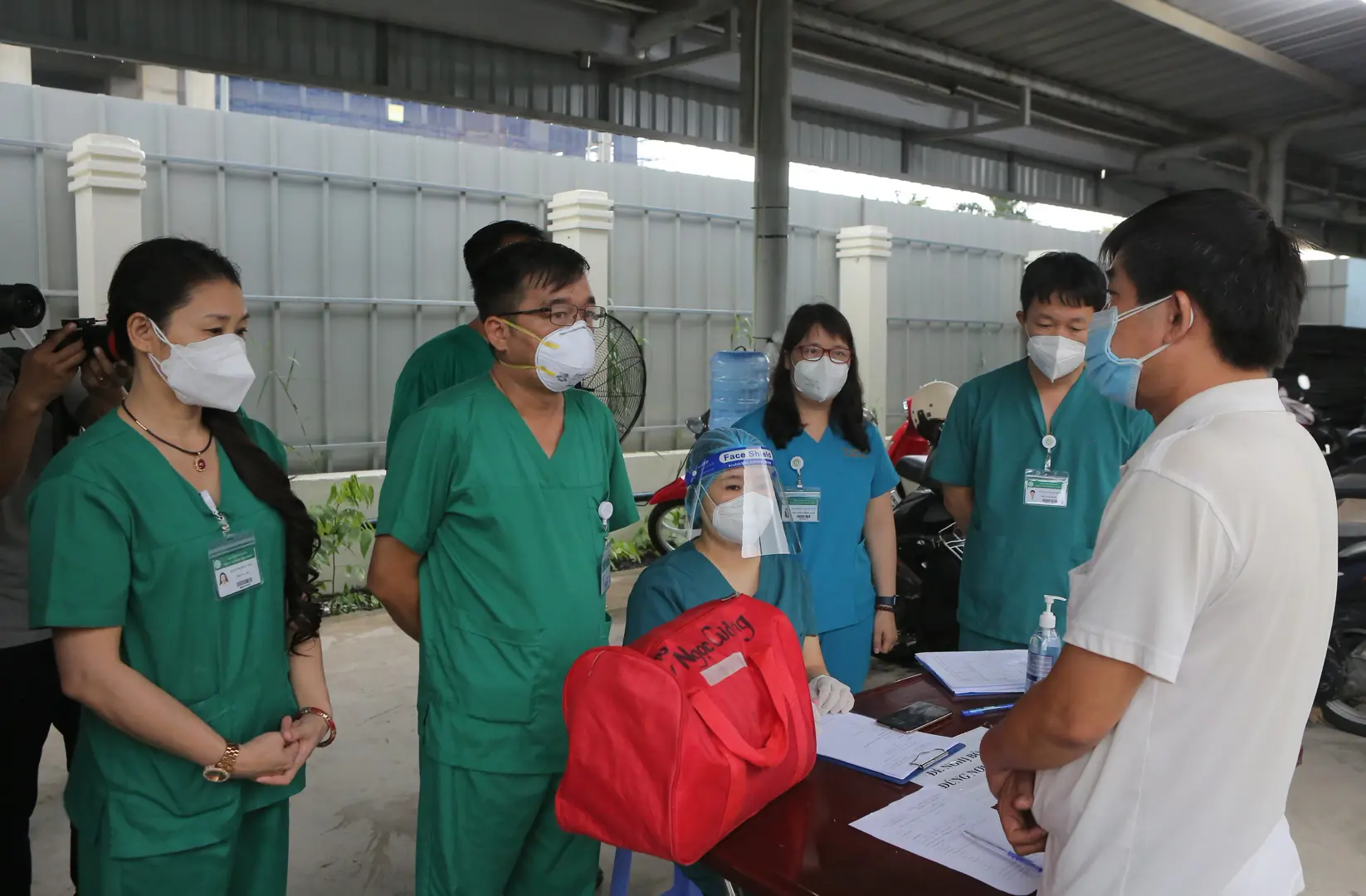 Những hình ảnh nghẹn lòng nơi tâm dịch: Trao trả “kỷ vật” cho thân nhân người bệnh Covid-19 đã tử vong