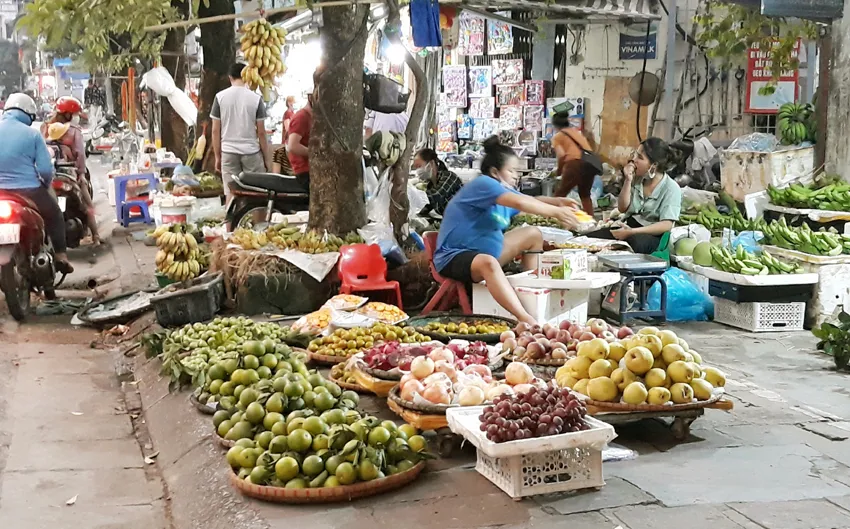Nới lỏng giãn cách xã hội: Nhiều mối lo từ hàng rong, chợ cóc “tái xuất”